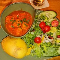 Vegane Hackbällchen mit Ofenkartoffel und Salat. at Jaspers Grill in Braunlage