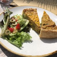 Quiche met salade at Sync-Ok in Deventer