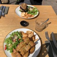 Heerlijke lunch! Jackfruit saté en BLT (bananen bacon) sandwich at Sync-Ok in Deventer