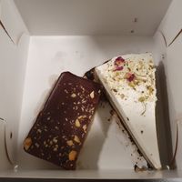 Matcha cake and caramel shortbread at Sync-Ok in Deventer