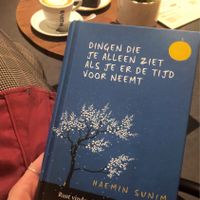 Lekker lezen met een boek uit de boekenkast. Koffie met havermelk en een brownie!!  at Sync-Ok in Deventer