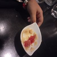 Esa es la mano de mi hija de 5 años y eso es una cucharada de puré de frutas at Laska in Lyon