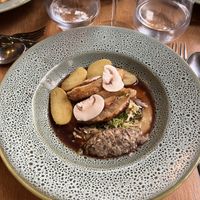 Céleri rôti, sauce au porto, champignons, tombée de chou frisé 💚  at Laska in Lyon