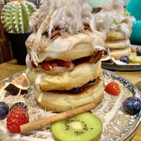 Cinnamon rollercoaster stack at Mr. Stacks in Amsterdam