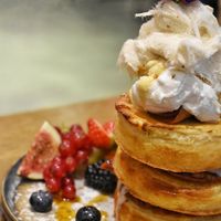 Pancakes mit Äpfeln, Karamellsauce, Kokossahne und Zuckerwatte at Mr. Stacks in Amsterdam