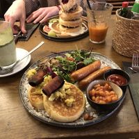 I had a matcha latte and the English breakfast(😍). My mom had a juice and the cinnamon roll stack with an amazing cream cheese glaze.  at Mr. Stacks in Amsterdam