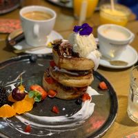 Cinnamon rollercoaster stack  at Mr. Stacks in Amsterdam