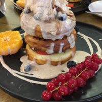 Cinnamon rollercoaster stack at Mr. Stacks in Amsterdam