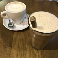 Thai tea and oat milk latte at Mr. Stacks in Amsterdam