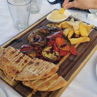 Vegetais grelhados com homus e batata frita, melhor pedida at Casiopia Greek Taverna in Corfu