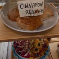 cinnamon roll 3€ at Estravagario in Bologna