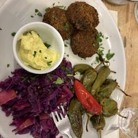 Polpette di fagioli neri e zucca con maionese alla curcuma, friggitelli e insalata di cavolo tosse e mele   at Estravagario in Bologna