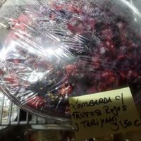 Purple cabbage salad with berries and teriyaki sauce at Sr. Matambre in Madrid