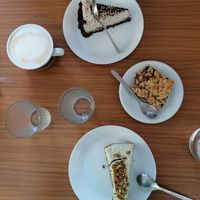 Kaffe- Pistanzien- und Haferkuchen mit Hafercapuchino at Zucchero a Velo in Ancona