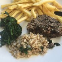 Hambúrguer de feijão preto e Portobello com cevada e salteado de espinafres. Pedimos batata frita como extra e dividimos pratos para experimentar tudo. DE LI CI O SO at Roots in Torres Vedras