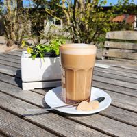 Milchkaffee mit Hafermilch und veganen Vanillekeksen at Nationalparkhaus Wittbülten  in Spiekeroog