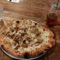 Pizza aux champignons at Brigade Pizzeria in Montreal