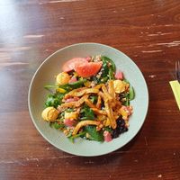 Vegan Green Shawarma Salad;
No chicken shawarma met couscous, linzen, hummus, bloue bessen, mango en papaya at Restaurant Aap in Alphen