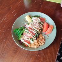 Vegan No Tuna
Sashimi; “tonyn” op bladspinazie. gedroogde en gerookte tuinbonen, no parmesan at Restaurant Aap in Alphen