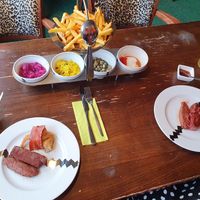 Vegan Exotisch lam; Van het Midden-Oosten: gebraaide lamsrol barstend van de rijke lamssmaak,
Gekruid met pijnboompitten en peterselie.
Geserveerd met bananenbloesem, vegan bacon at Restaurant Aap in Alphen