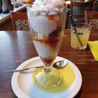 Nagerecht: Notencoupe;
Vanilleroomijs met pecannoten, karamelsous en slagroom at Restaurant Aap in Alphen