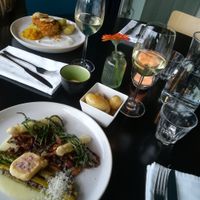 Hoofdgerechten: asperges (bord dichtbij) en kool massala (bord verder weg) at Bonboon in Amsterdam