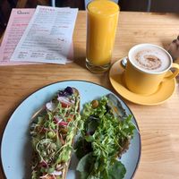 Guacamole Toast, Chai Latte and Mango-Maracuja Juice at Qura in Cusco
