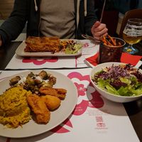 Menu of the day with side salad and lasagne with sweet potato chips at Vegehop in Zagreb