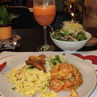 Daily menu: tofu scramble, stew, steamed veggies, beetroot tempura, salad and natural juice #Veganuary at Vegehop in Zagreb