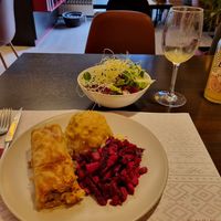 Seitan börek and carrots and beets, as well as a salad at Vegehop in Zagreb