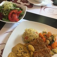 Daily lunch: gazpacho, breaded tofu with steamed vegetables, risotto, avocado and lime sauce, salad at Vegehop in Zagreb