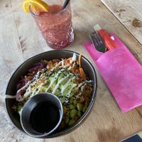 Vegan poké bowl met smashed avocado en red detox (sinaasappelsap met rood fruit)  at Jimmy's in Gorinchem