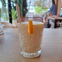 Juice met perzik, mango, passievrucht en kokos at Jimmy's in Gorinchem