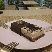 Chocolate mousse and cookies & cream flavoured raw cakes at Eat Greens Cafe in Phuket
