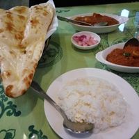 Aloo gobi and vegetable curry, white rice, and naan at Shanti - 산띠 in Seoul