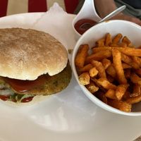 Falafel-Burger mit Ketchup statt Mayo  at Das Zeitlos in Heringsdorf