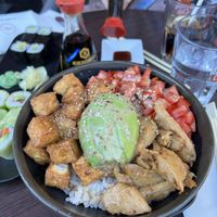 Poke bowl tofu avec ajout d’aiguillettes de soja & maki vegan  at Eat Sushi in 