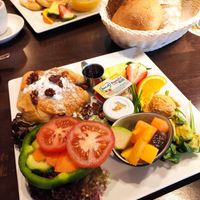 Veganes Frühstück 'Katmandu' für 13.90€, im Hintergrund das andere vegane Frühstück mit einem Fruchtpüree-müsli und eher in süß gehalten at Cafe Einstein in Ulm