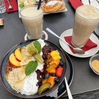 Breakfast bowl, Chai Latte and vegan milkshake at Cafe Einstein in Ulm