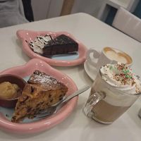 Punpkin Spice Cafè di soia, torta vegana alla zucca, sacher (non vegana), cappuccino at Crazy Cat Café in Milan