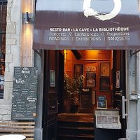 several steps to get in - not accessible at Le Cercle Des Voyageurs in Brussels