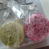 Vegan macarons (matcha strawberry, raspberry) at Isabella Glutenfreie Patisserie - Oberkassel in Dusseldorf