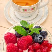 Sojajoghurt mit Granola und Beeren at Isabella Glutenfreie Patisserie - Oberkassel in Dusseldorf