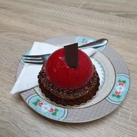 Vegan cherry lady at Isabella Glutenfreie Patisserie in Hamburg