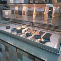 3 vegan options:
Veganes Waldbeer Sweetie (5,40 €)
Veganes Kokos Maracuja Tartelette (4,90 €)
Veganer Dark Chocolate Cake mit Schoko-Trüffel (4,90 €) at Isabella Glutenfreie Patisserie in Hamburg