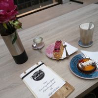 Veganes Waldbeer Sweetie (5,40 €)
Veganes Kokos Maracuja Tartelette (4,90 €)
Chai Latte with Almond Milk (3,90 € + 0,60 €)

So all for 14,80 € at Isabella Glutenfreie Patisserie in Hamburg