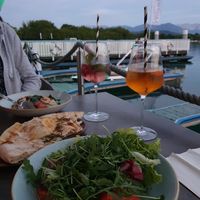 Big Mista salad with pizza bread at Villa Lido in Klagenfurt