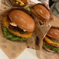 Vish+chips, the cheesy one, the no-meat-torious B. I. G and the veganizer at VINCENT - East Side Mall in Berlin