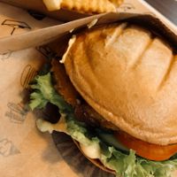  Veganizer crispy chicken burger & gravy fries   at VINCENT - East Side Mall in Berlin