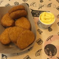Vegan nuggets with curry mayo at VINCENT - East Side Mall in Berlin